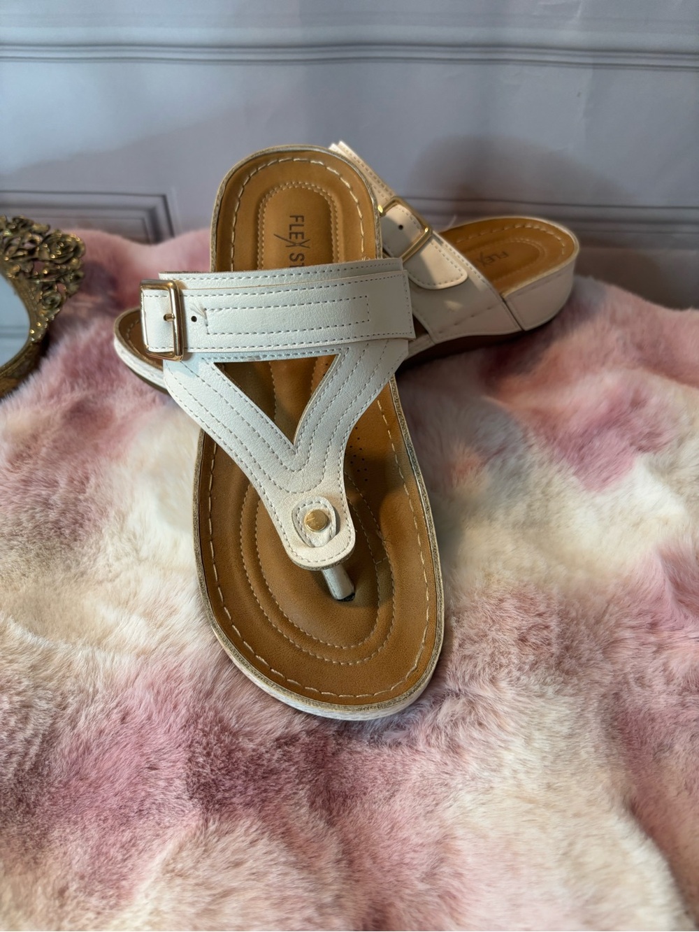 Rosie Flex Step Faux White/Tan Leather Thong Sandals, Sz 7 Wide